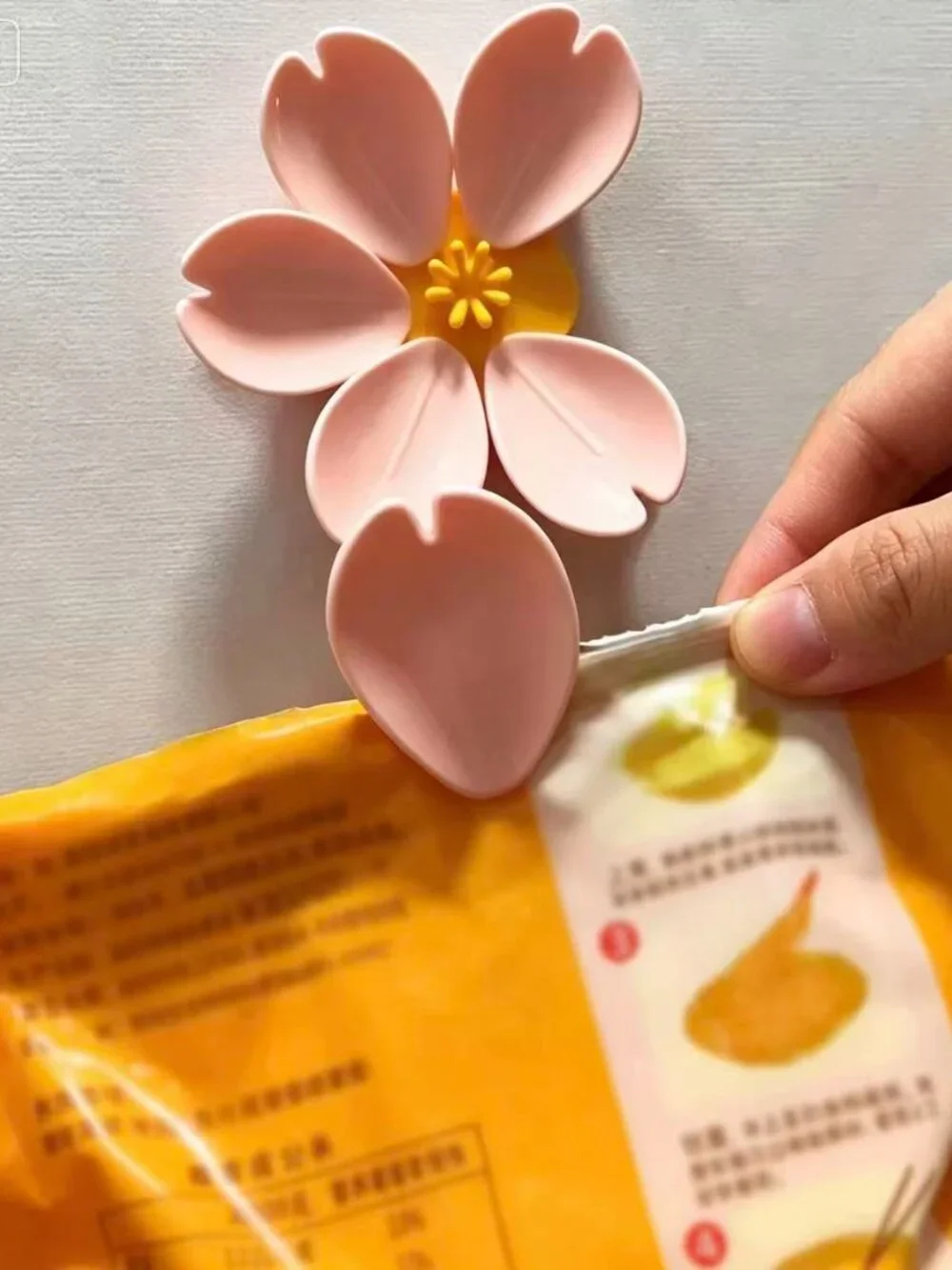 Pink Sakura Food Sealing Clips, 6 Detachable Petal Kitchen Bag Clips